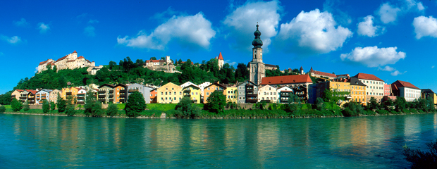 Burghausen: Panoramablick auf die malerische Kulisse der Altstadt und die Burg