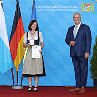 Innenminister Herrmann mit Ehrenmedaillenempfängerin Frau Monika Steinkohl 