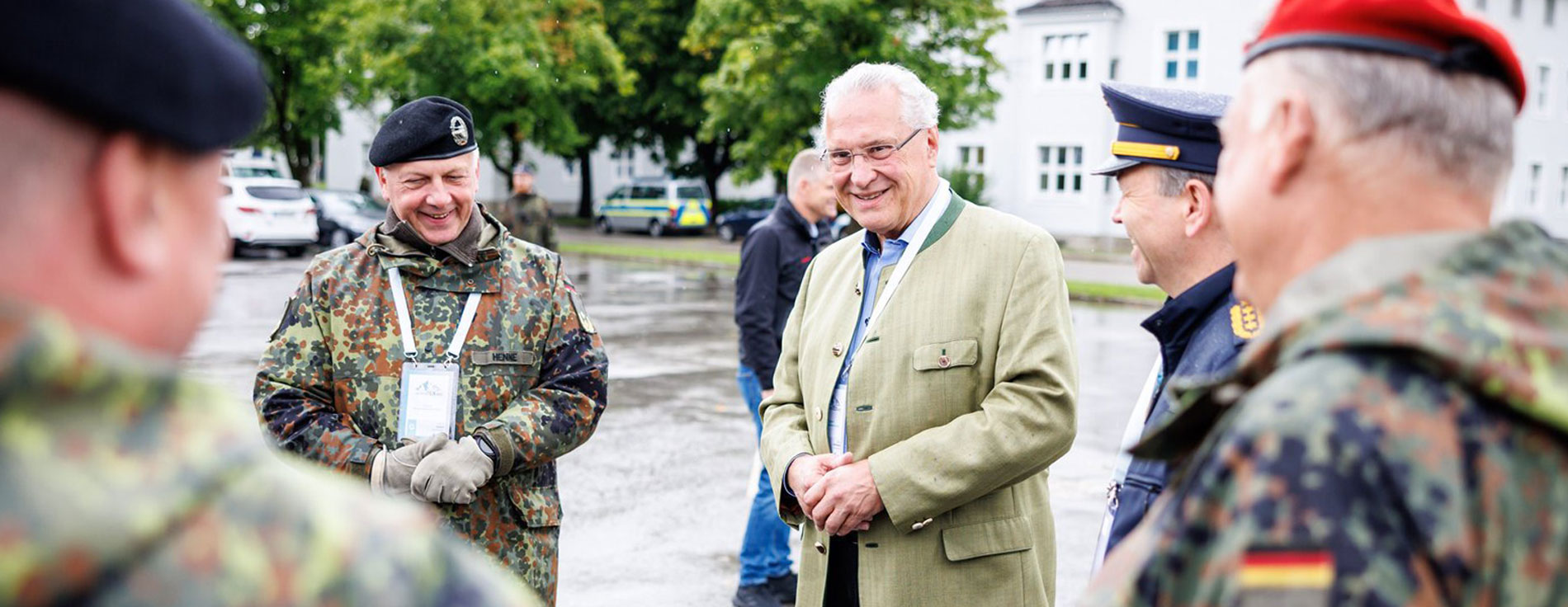 Hervorragende Zusammenarbeit von Polizei und Bundeswehr: Innenminister Joachim Herrmann bei der Einsatzübung AlpenTEX 2023 u.a. mit Generalmajor Andreas Henne und Landespolizeipräsident Michael Schwald Innenminister Joachim Herrmann mit Bundeswehrsoldaten und Polizisten