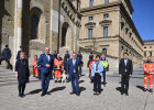 Nebeneinander stehen Frau Herrmann, Herr Staatsminister Herrmann, Herr Staatssekretär a.D. Eck, Frau Eck und Herr Staatssekretär Kirchner vor der Allerheiligen Hofkirche. Im Hintergrund stehen Personen der Hilfsorganisationen im Spalier. 