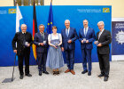 Gruppenfoto mit allen Geehrten und Herrmann