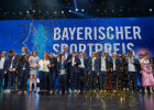 Gruppenbild auf Bühne mit Preisträgerinnen und Preisträgern