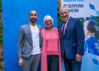 Herrmann mit einer Neubürgerin und einem Neubürger beim Einzelfoto