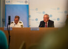 Innenminister Joachim Herrmann und Polizeivizepräsident Michael Dibowski hinter Rednerpult