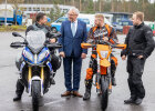 Herrmann zwischen zivilen Polizisten auf Polizeimotorrädern