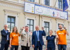 Gruppenfoto mit Innenminister Herrmann und Verkehrsminister Bernreiter, die auf einen Abstandsbanner am Innenministerium zeigen