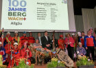 Gruppenfoto mit Bergwacht in Uniform und Schauspieler als Verletzter in Trage und Kirchner und weiteren