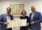 Luderschmid und Zürn mit Urkunden neben Herrmann