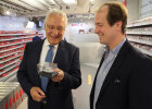 Herrmann und Prinz zu Leiningen mit Modellauto