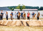 Herrmann und weitere Personen beim Spatenstich
