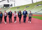 Innenminister Joachim Herrmann, Oberbürgermeister Dieter Reiter und Personen der European Championships im Stadion in Sprintposition