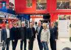 Gruppenfoto in Feuerwehrerlebniswelt, links Feuerwehrauto