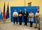 Gruppenfoto mit Innenminister Joachim Herrmann und den vier Eingebürgerten mit Blumensträußen