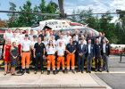 Gruppenbild vor Rettungshubschrauber mit Innenstaatssekretär Sandro Kirchner