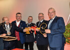 Innenminister Joachim Herrmann und Feuerwehrleute mit großem symbolischem Schlüssel