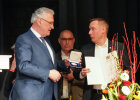 Herrmann überreicht Kroder die Kommunale Verdienstmedaille