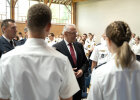 Innenminister Herrmann im Kreis junger Polizistinnen und Polizisten