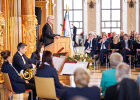 Dr. Lohner am Rednerpult, im Vordergrund Musikgruppe