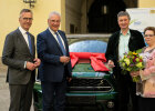 Gruppenfoto vor Auto