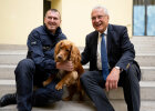 Innenminister Joachim Herrmann mit Spürhund und Polizist