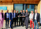 Gruppenfoto mit symbolischen Schlüssel 