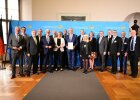 Gruppenfoto der Innenministerinnen und -minister sowie die Innensenatorin und -senatoren von Bund und Ländern, Vorsitzender und Innenminister Joachim Herrmann mit unterzeichnetem Dokument in der Hand