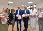Gruppenfoto: Innenminister Joachim Herrmann, Bernhard Seidenath (l., Vorsitzender des Ausschusses für Gesundheit und Pflege), Prof. Dr. Matthias W. Beckmann (r., Direktor der Frauenklinik), Eva Reichel (l.) und Paula Meissen (r.) halten realitätsgetreue Neugeborenenpuppen