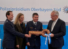 Symbolische Schlüsselübergabe