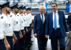 Dr. Söder und Herrmann vor Polizistinnen und Polizisten