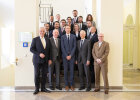 Gruppenfoto der Teilnehmerinnen und Teilnehmer des Lehrgangs sowie Innenminister Joachim Herrmann und Abteilungsleiter Gunnar Wiegand
