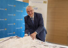 Innenminister Joachim Herrmann vor einem unsortierten Haufen Gewinnspiel-Zetteln