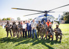 Gruppenfoto mit Söder, Herrmann und der Hubschrauberstaffel in Uniform vor Polizeihubschrauber