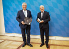 Innenminister Joachim Herrmann neben kosovarischem Innenminister Xhelal Sveҫla mit Geschenken