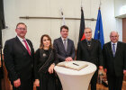 Werner Bauer, Karin Seidl, Sandro Kirchner, Karlheinz Krämer, Timo Payer an Stehtisch mit offenem Gästebuch