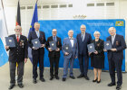 Gruppenfoto mit allen Geehrten und Innenminister Herrmann