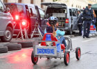 Kind von hinten auf Kinderpolizeiauto