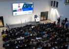 Innenminister Joachim Herrmann am Rednerpult bei seinem Grußwort mit Blick zum Publikum