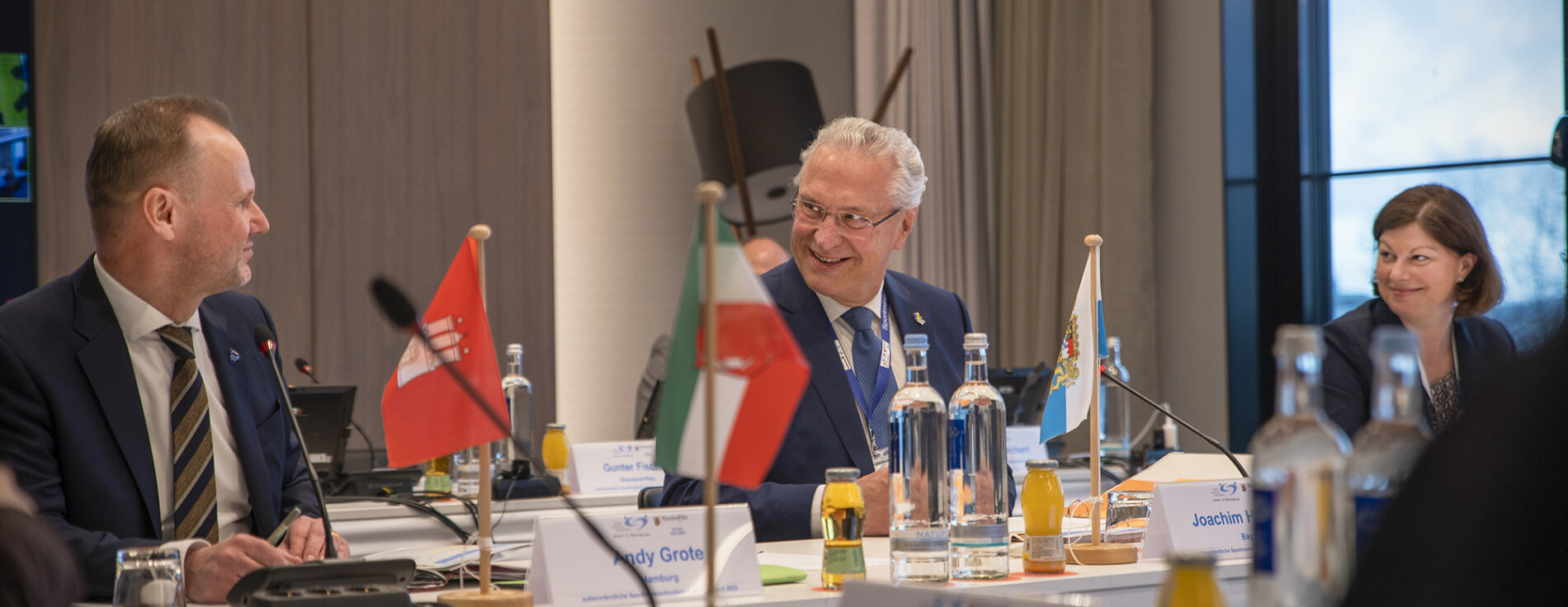 Innenminister Joachim Herrmann am Sitzungstisch im Gespräch