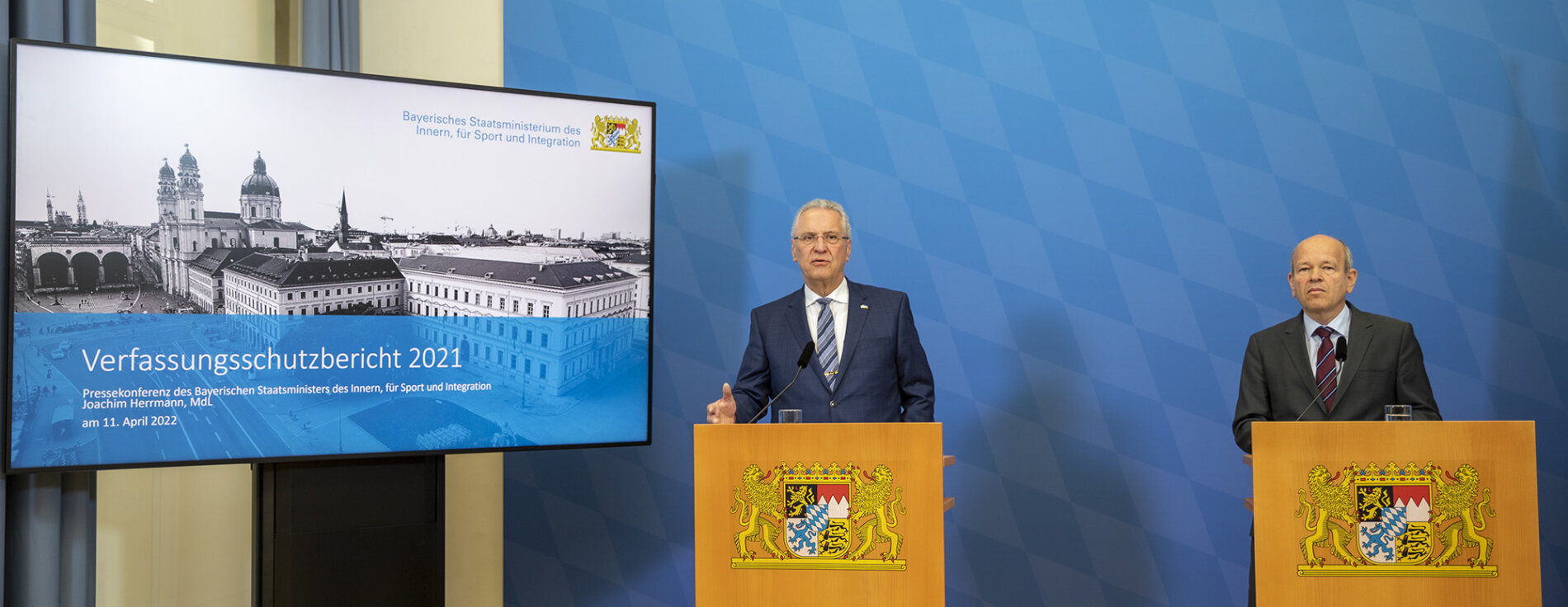 11. April 2022: „Hass und Hetze hatten vergangenes Jahr ein bislang nicht gekanntes Ausmaß erreicht – im Netz, auf der Straße bis hinein ins private Umfeld“, erklärte Innenminister Joachim Herrmann bei der Vorstellung des bayerischen Verfassungsschutzberichts 2021 in München. Auf dem Foto: Innenminister Joachim Herrmann und Dr. Burkhard Körner, Präsident des Landesamts für Verfassungsschutz Herrmann und Körner bei Präsentation