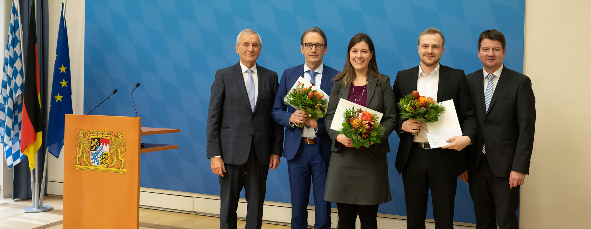 Gruppenfoto mit Preisträgerin und Preisträgern sowie Innenstaatssekretär Kirchner und Joseph Ströbl