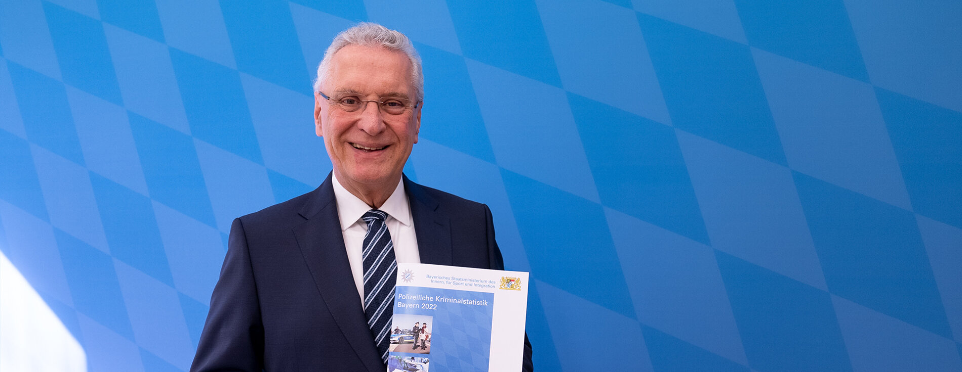 15. März 2023: Bayerns Innenminister Joachim Herrmann hat heute die Bilanz zur bayerischen Kriminalstatistik 2022 gezogen. „Im Vergleich zum letzten Vor-Corona-Jahr 2019 hatten wir 2022 in vielen Bereichen bessere Werte in der Kriminalstatistik. Vor allem ist in Bayern die Kriminalitätsbelastung und damit das Risiko, Opfer einer Straftat zu werden, gesunken.“ Das Fazit des Innenministers: „In Bayern leben, heißt sicherer leben!“ Herrmann hält Broschüre zur Kriminalstatistik 2022