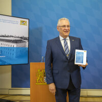 11. April 2022: „Hass und Hetze hatten vergangenes Jahr ein bislang nicht gekanntes Ausmaß erreicht – im Netz, auf der Straße bis hinein ins private Umfeld“, erklärte Innenminister Joachim Herrmann bei der Vorstellung des bayerischen Verfassungsschutzberichts 2021 in München. Innenminister Joachim Herrmann mit Verfassungsschutzbericht in der Hand
