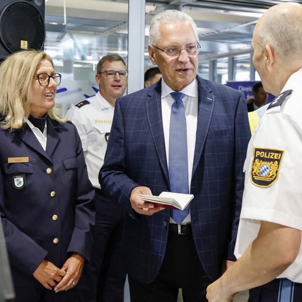 Herrmann im Gespräch mit Direktorin der Bayerischen Grenzpolizei Anette Lauer und einem Polizisten