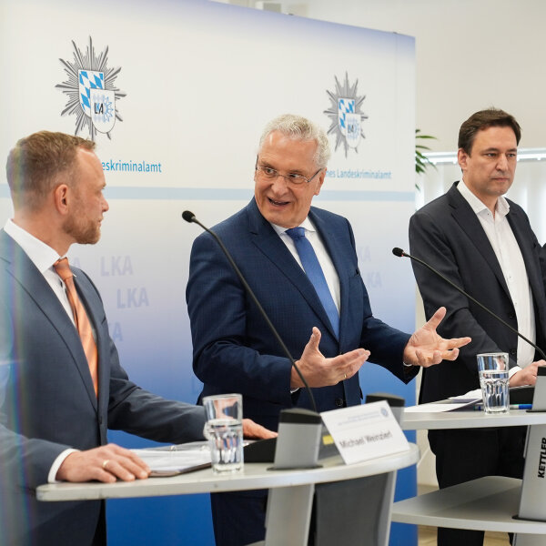 Innenminister Joachim Herrmann bei Pressekonferenz im Gespräch mit Kriminaloberrat Michael Weinzierl, daneben Justizminister Georg Eisenreich sowie Antisemitismusbeauftragter Dr. Ludwig Spaenle