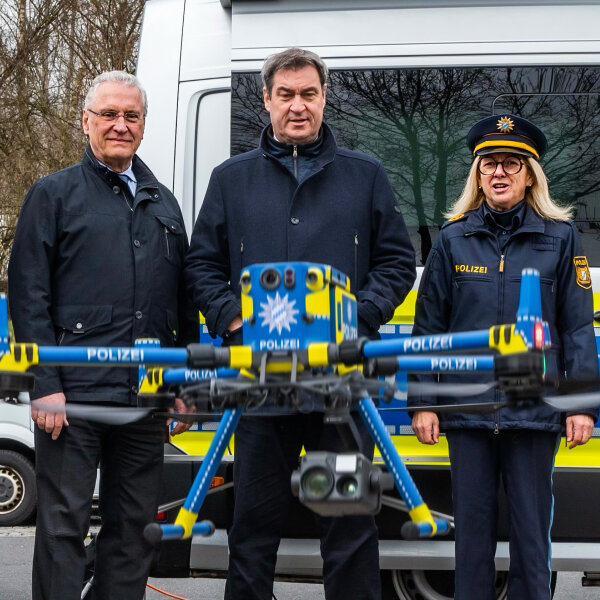 Innenminister Joachim Herrmann und Ministerpräsident Dr. Markus Söder zwischen Polizistin und Polizist der Grenzpolizei, im Vordergrund Polizeidrohne