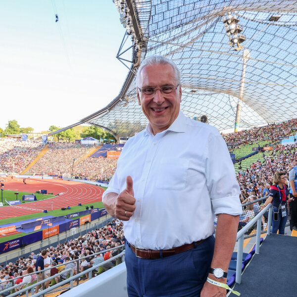 Herrmann mit Daumen hoch im Olympiastadion bei den European Championships