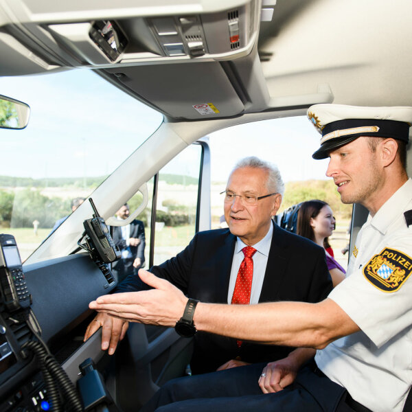 Innenminister Herrmann in einem Polizeibus