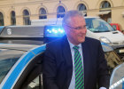 Innenminister Joachim Herrmann hat in München die deutschlandweit ersten drei uniformierten BMW i3 für die Polizei in Empfang genommen