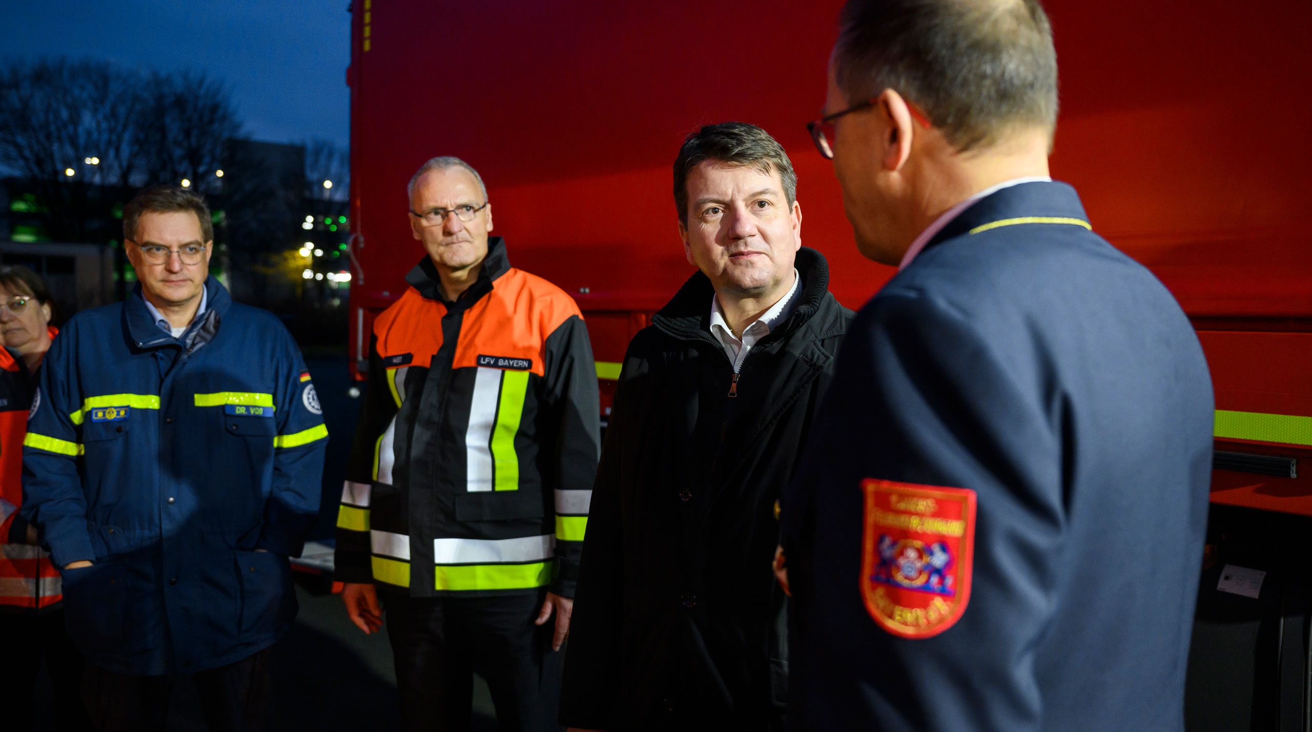 Gruppenbild: Kirchner, Voß, Weiß und Eitzenberger vor Feuerwehrfahrzeug