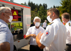 Bayerns Innenminister Joachim Herrmann hat bei seinem Besuch der Teststation auf der Rastanlage Hochfelln-Nord an der A8 die hervorragende Arbeit aller Einsatzkräfte gelobt. "Innerhalb kürzester Zeit wurden, neben den Flughäfen, hier und an den weiteren Rastanlagen Inntal-Ost und Donautal-Ost nachgelagert zu den drei Grenzübergängen Kiefersfelden, Walserberg und Pocking sowie an den Hauptbahnhöfen in München und Nürnberg hervorragend funktionierende Testzentren geschaffen, in denen sich Reiserückkehrer – vor allem aus den Risikogebieten – testen lassen können." 